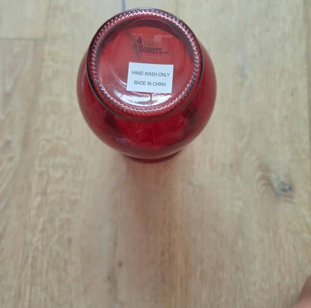 N/A striking red